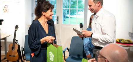 Besucher und Besucherinnen in der Ausstellung "Mitmachen. Demokratie in Brandenburg"