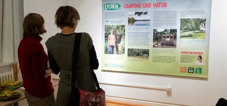 Projekt Campingplatz Lychen. Besucher vor der Ausstellungstafel