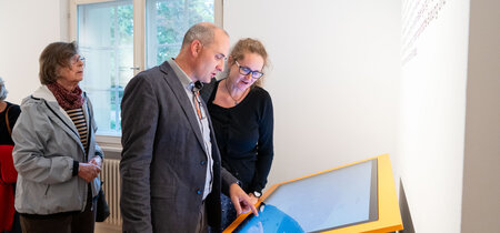 Besucher und Besucherinnen in der Ausstellung "Mitmachen. Demokratie in Brandenburg"