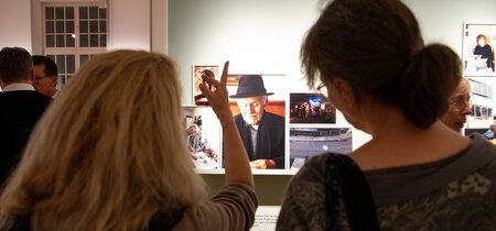 Einblick in die Ausstellung "Was bleibt - Arm im Alter"