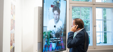 Besucher an der Medienstation