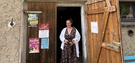 Eingang zum Vereins- und Operngebäude: Helene Berndt betrachtet es wie ein zweites Zuhause