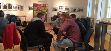 Gruppe von Auszubildenden im zweiten Workshop