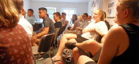 SchülerInnen bei der Präsentation der Ergebnisse vom Workshop