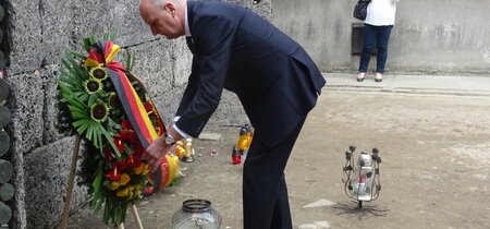 In der Funktion als Koordinator für die deutsch-polnische Zusammenarbeit legte Brandenburgs Ministerpräsident Dietmar Woidke (SPD) 2018 einen Kranz im ehemaligen deutschen Konzentrationslager in Auschwitz nieder