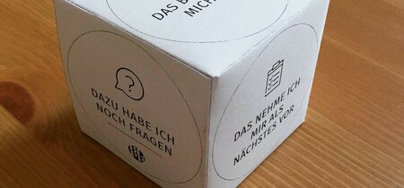 vollständiger Feedback-Würfel zum Falten aus Papiervorlage