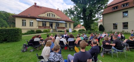 Beim Brandenburg-Quiz auf der Wiese der Landeszentrale