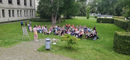 Beim Brandenburg-Quiz auf der Wiese der Landeszentrale