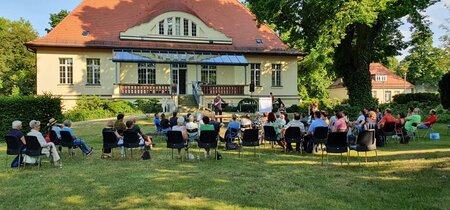 Brandenburg-Quiz auf der Wiese vor der Landeszentrale