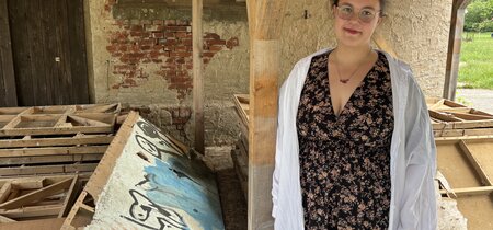 Bühne im Rohzustand – 2,5 Monate vor der Premiere steht Helene Berndt noch inmitten unfertiger Kulissen. 