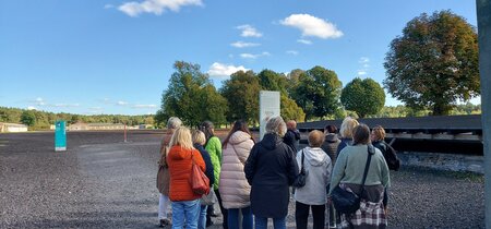 Die Landfrauen stehen vor der Gedenkstätte