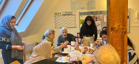 Multikulti-Töpfern mit Menschen aus Afghanistan, Iran, der Ukraine, Deutschland und Tunesien