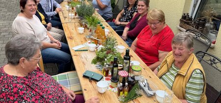 Alt und Jung beim Kräuter-Workshop in Linum