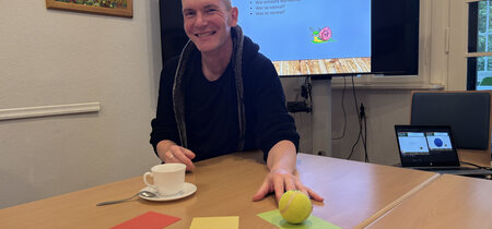 Spiel mit Ball: Christian Müller lädt in seinen Workshops dazu ein, ihn zu beurteilen. 