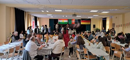 Gemeinschaftlich feiern – Lange Tafeln beim kurdischen Neujahrsfest.