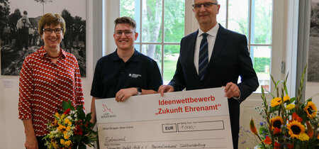 Staatskanzlei-Chefin Kathrin Schneider bei der Auszeichnung der Preisträger des Ideenwettbewerbs „Zukunft Ehrenamt" am 29. Juni 2022 in der Landeszentrale. Im Hintergrund die Ausstellung "Landesfürst*in - Mensch und Amt". 
