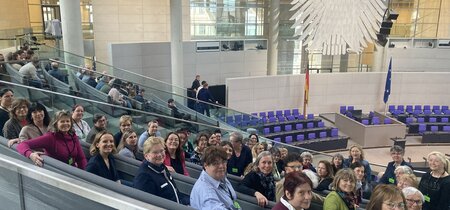 Ausflug in den Bundestag: die Frauen auf einer Rolltreppe
