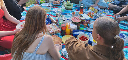 Wenn alle was mitbringen, gibt‘s viel zu essen: Entspanntes Strandpicknick am See.
