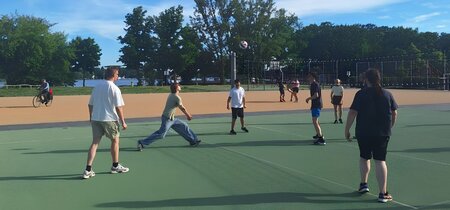 Ein Netz, ein Ball und Gleichgesinnte: Mehr braucht es nicht zum Volleyballspielen. 