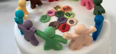 Ein Kuchen mit bunten Menschen