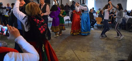 Beim traditionellen Annemarie-Tanz auf dem kurdischen Neujahrsfest Beim traditionellen Annemarie-Tanz auf dem kurdischen Neujahrsfest