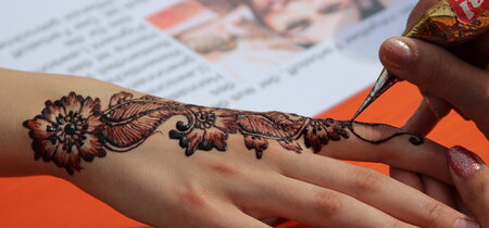 Beliebter Programmpunkt nicht nur beim Tierparkfest in Herzberg – die traditionelle Henna-Bemalung der Hände Beliebter Programmpunkt nicht nur beim Tierparkfest in Herzberg – die traditionelle Henna-Bemalung der Hände