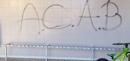 A.C.A.B Schriftzug auf einer Wand des Schulhauses
