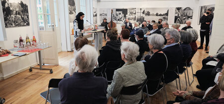 Die Fotokünstlerin Angelika Kohlmeier berichtet den Besucherinnen und Besuchern über das Projekt.