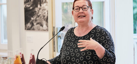 Die Leiterin der Landeszentrale Martina Weyrauch eröffnet die Ausstellung.