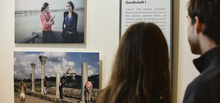 Besucher in der Ausstellung "Wir hatten ein normales Leben. Ukraine 2006-2023"