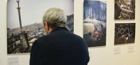 Besucher in der Ausstellung "Wir hatten ein normales Leben. Ukraine 2006-2023"