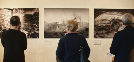 Besucher in der Ausstellung "Wir hatten ein normales Leben. Ukraine 2006-2023"