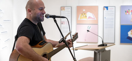 Musik mit hintergründigen Texten sang der Potsdamer Musiker Robert Bernier und brachte das Publikum abwechselnd zum Schmunzeln und zum Nachdenken. 