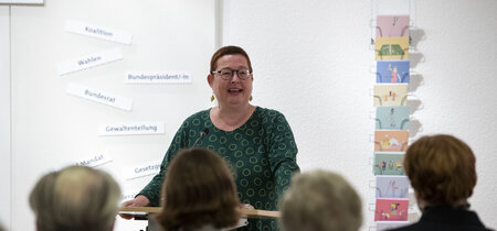 Martina Weyrauch, Leiterin der Landeszentrale bei der Begrüßung des Publikums.