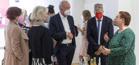 Endlich wieder einmal ins Gespräch kommen, auch das ermöglichte die Eröffnung der Ausstellung „Grundbegriffe der Demokratie“.