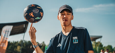 Mohammad „Momo“ Ibrahimi zeigt mit dem „Momo-Flip“ einen seiner virtuosen Tricks während der Fußball-EM 2024 vor dem Berliner Reichstag.