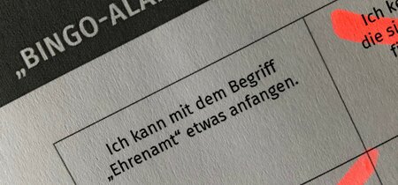 Blatt Papier mit der Aufschrift Bingo-Alarm