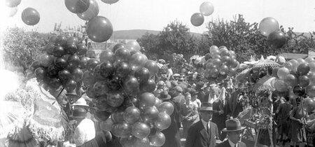 Baumblütenfest in Werder 1924: Luftballon-Verkäufer am Fuße der Bismarkhöhe