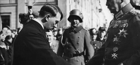 Reichspräsident von Hindenburg und Reichskanzler Adolf Hitler am Tage von Potsdam (21. März 1933)