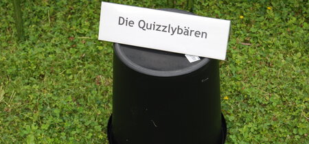 Die Teams hatten sich quizlige Namen ausgesucht. Von "Grübelmonstern", "Bingodamen", "Mitquizzern", "Rätselratten", "FC Lasche Lunge", "ExQUIZit", "die Lutkis", "Team Paul", "We are Family", "Wer soll das denn quizzen?", Jugendclub 91 Potsdam, Pots-Blitz, CaPo und Friedenau war alles vertreten. Als Einzelkämpfer ist "der Graue" erschienen. Wer wird gewinnen?