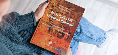 Eine Frau hält das Buch "Am 1. April 1933 verließ ich Rathenow" in der Hand