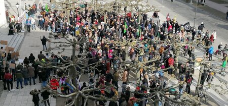 Menschen auf einer Demonstration: "Wittenberge zeigt Haltung". Eine Aktion des Demokratieforum Prignitz aus Anlass des andauernden Ukrainekrieges