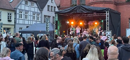 Menschen beim Livekonzert für Demokratie im Juni 2024 in Perleberg