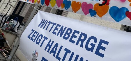 Menschen auf der Demonstration: Wittenberge zeigt Haltung. Eine Aktion des Demokratieforum Prignitz aus Anlass des andauernden Ukrainekrieges
