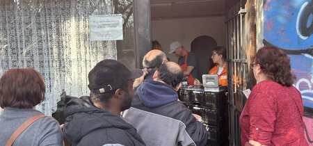 Geduldiges Anstehen – Zunächst müssen sich alle registrieren lassen und eine Gebühr von vier Euro pro Einkauf und Familie bezahlen.