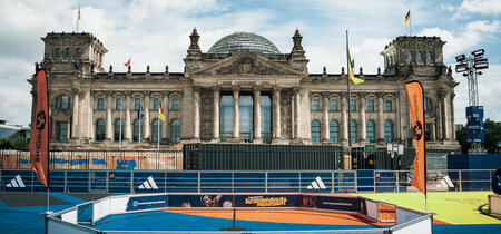 Hauptstadt-Kulisse bei der Fußball-WM 2024: Mit einem Panna-Court direkt vor dem Reichstagsgebäude präsentierte sich das Straßenfußballprojekt auf der Berliner Fanmeile.