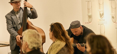 Ausstellungseröffnung "Haus ohne Grund" Musikalische Begleitung: Olaf Mücke und Yenz Saleh, Gitarre und Kontrabass