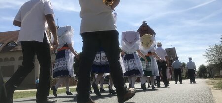 Umzug beim Hahnrupfen