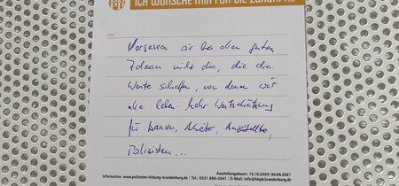 Zettel an der Zukunftswand der Ausstellung