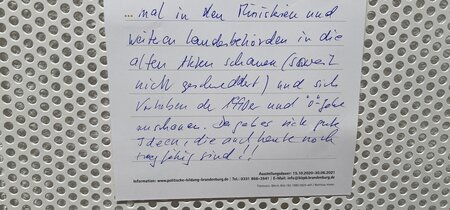 Zettel an der Zukunftswand der Ausstellung